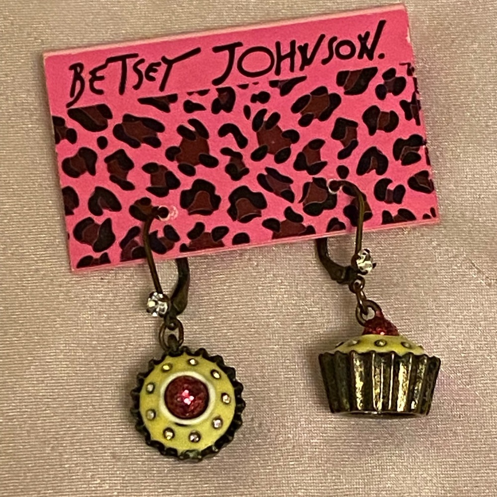 NWT Betsey Johnson cupcake dangle earrings